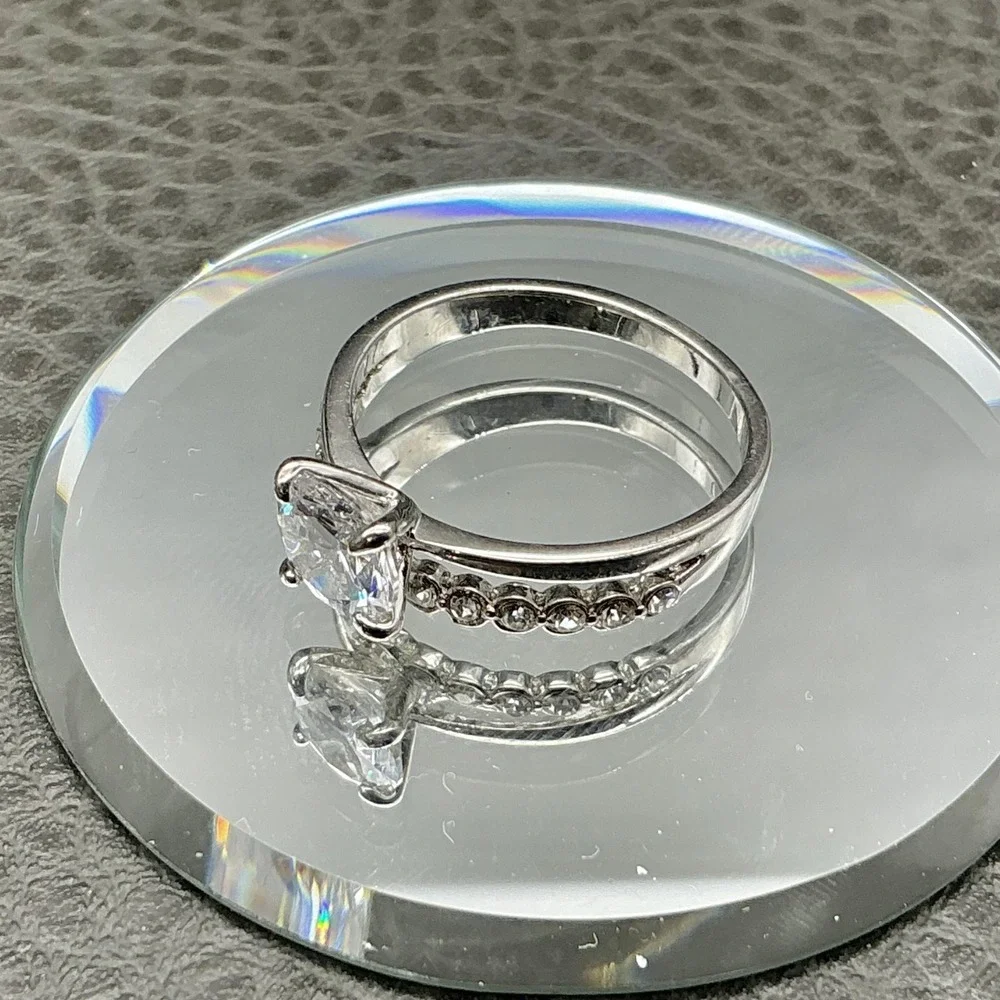 Ring Size 8‎ Silver Tone Clear Round Stone Accent Band Cocktail Womens Ring